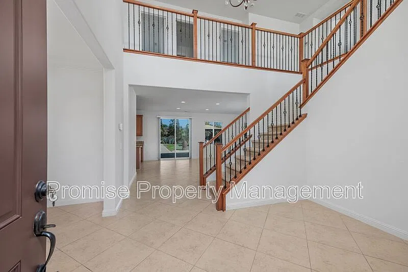 5 bed, 3.0 bath, 3169 sqft, $5,500 — Photo 3