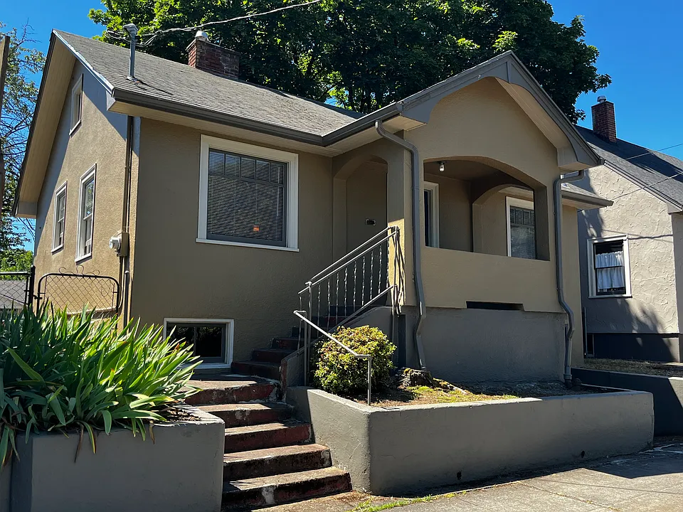 858 NE Killingsworth Ct