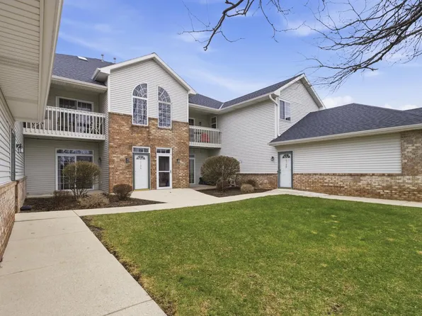 4754 West Maple Leaf CIRCLE, Greenfield, WI 53220