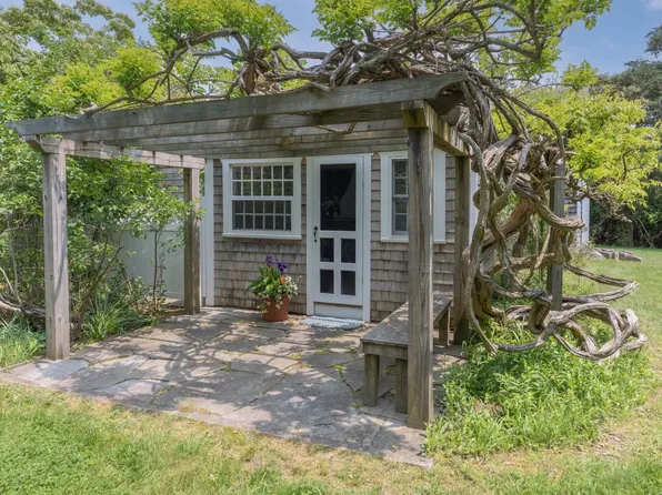 40 Scotchmans Ln, West Tisbury, MA 02575