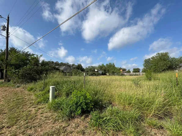 127 Flores Dr, Zapata, TX 78076