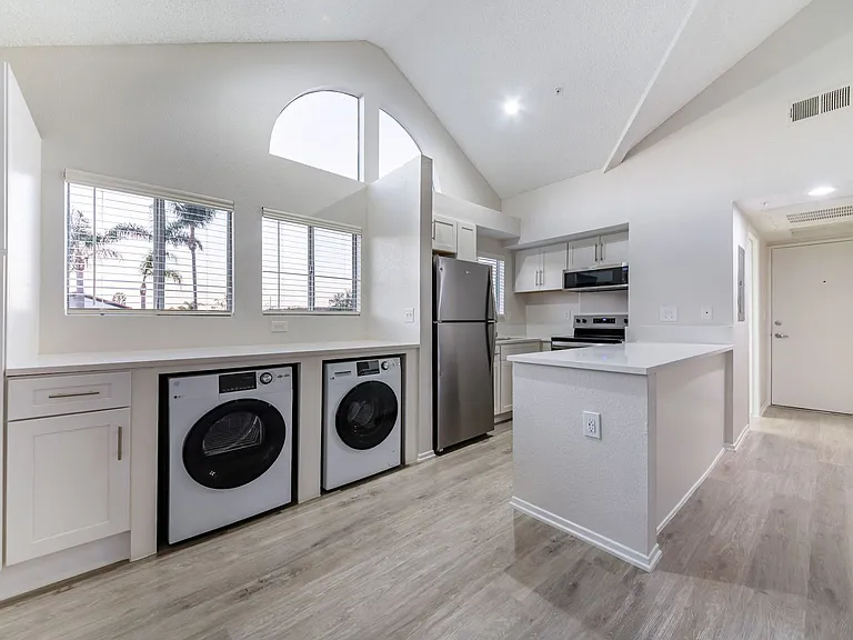 Newport Palms Apartments — Photo 39