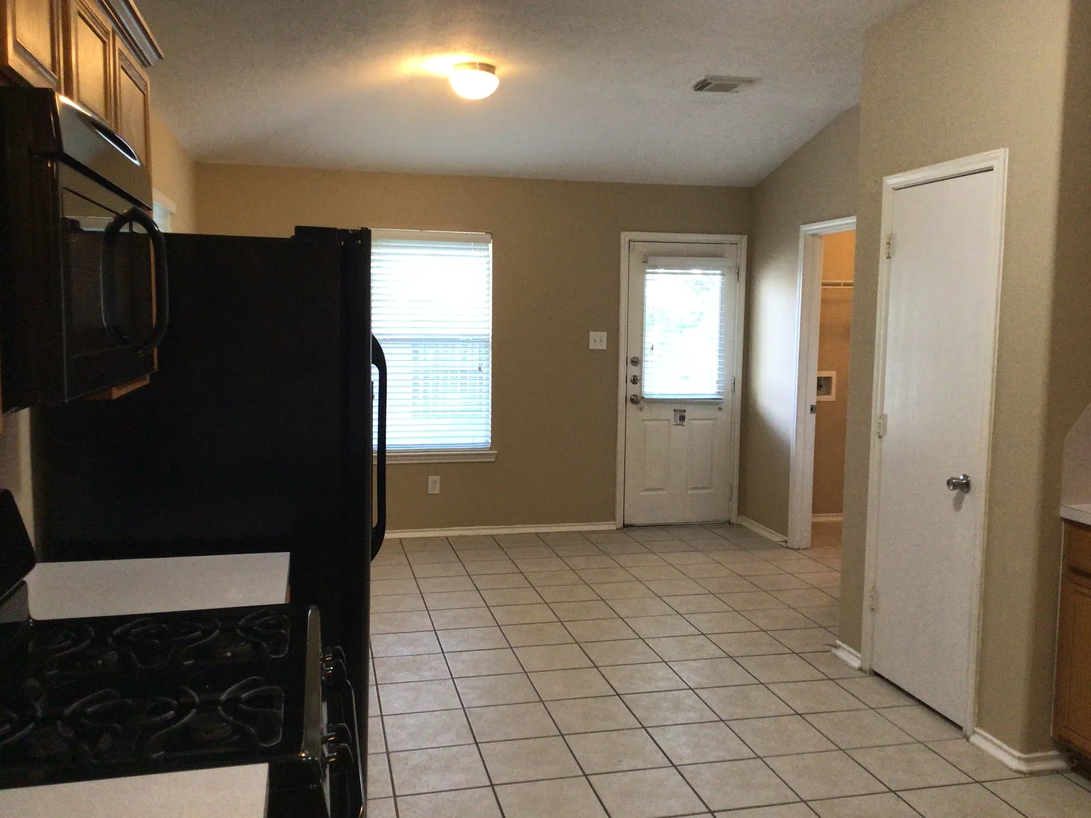 4 bed, 2.0 bath, 1651 sqft, $2,045 — Photo 3