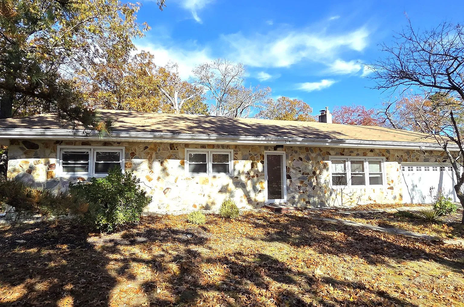 Updated 3 Bedroom with Den/Office Home for Rent Near Beautiful Lakes — Photo 1