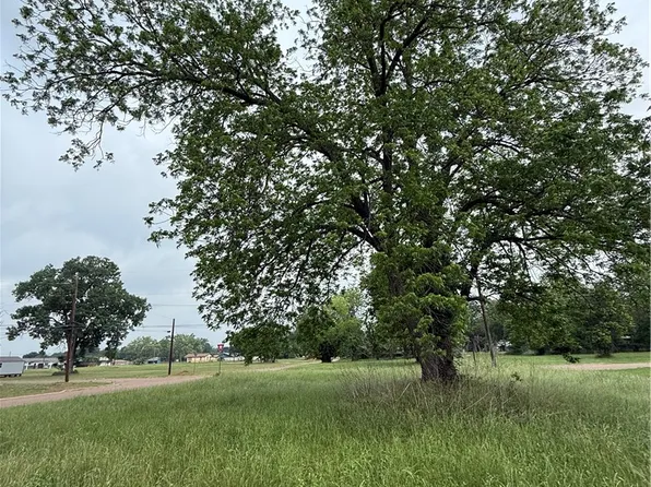 809 W 5th St, Hearne, TX 77859