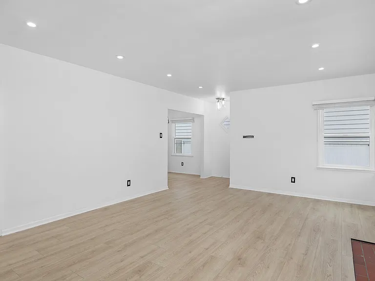 340 Avenue F — Photo 21