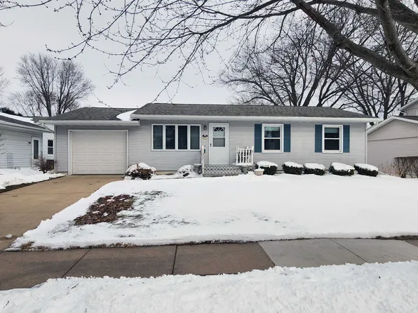 2204 Graham Cir, Dubuque, IA 52002