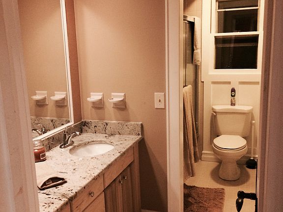 Main bathroom 