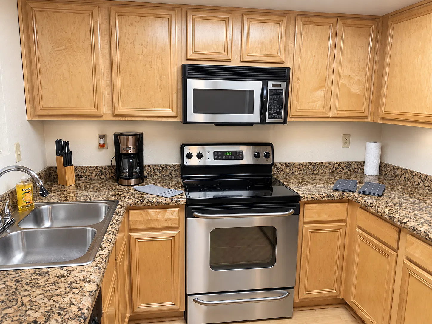 2 bed, 1.5 bath, 849 sqft, $2,100 — Photo 3