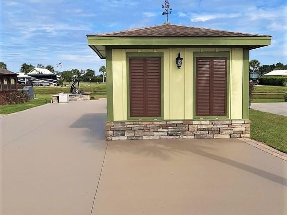 3rd image of 713 Lago Way
