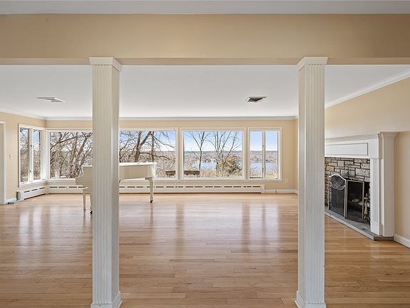 5th image of 1015 Crest View Drive