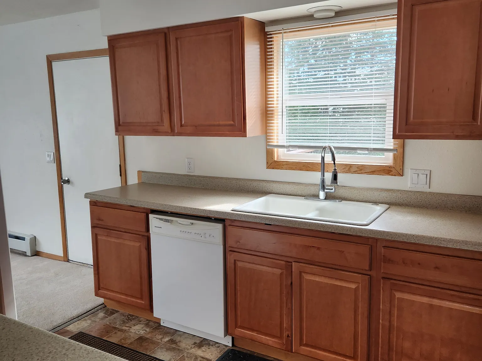 3 bed, 1800 sqft, $2,200 — Photo 2