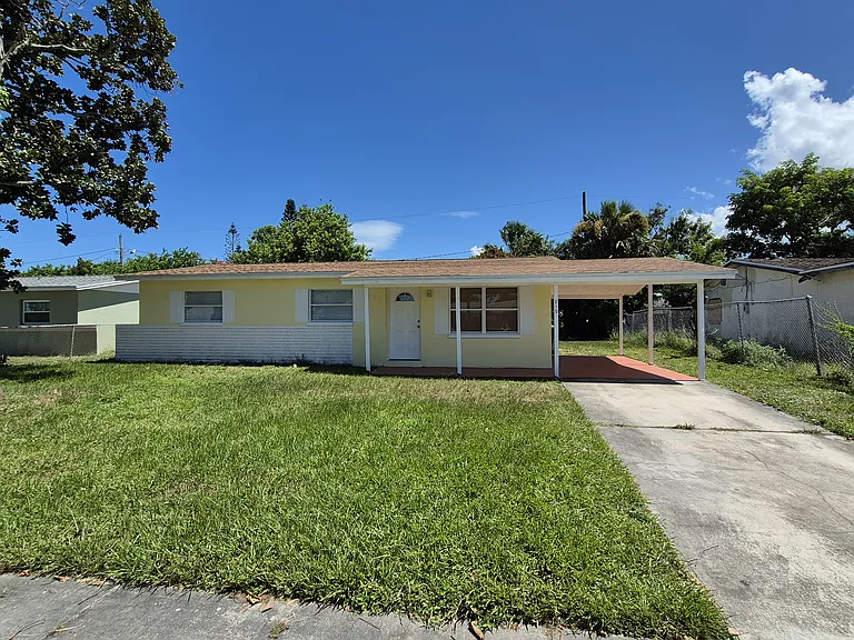 819 Cedar Dr — Photo 1