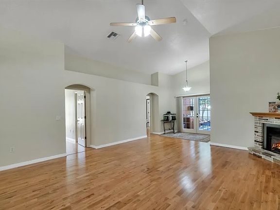 3rd image of 13 Regal Pl