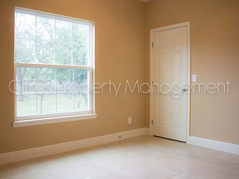 2419 S Shine Ave — Photo 9