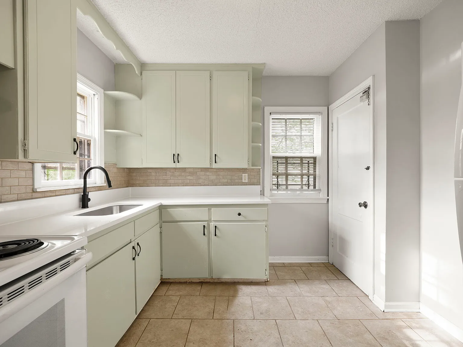 3 bed, 1369 sqft, $2,075 — Photo 3
