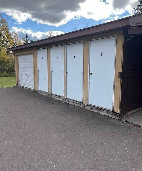 721 W Maple St — Photo 17