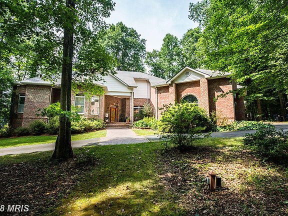 3rd image of 185 Walden Ln
