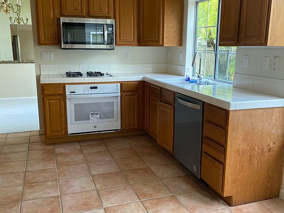 5th image of 323 Montserrat Dr