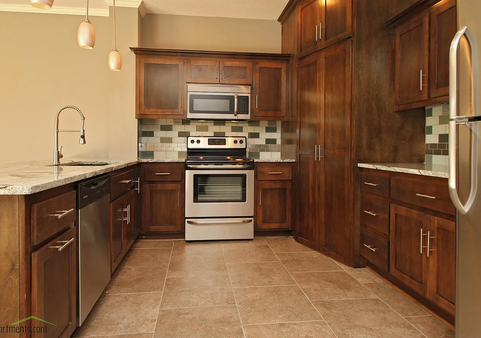 3 bed, 2.5 bath, 1950 sqft, $2,300 — Photo 3