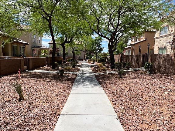 5th image of 240 Jaded Iris Ct