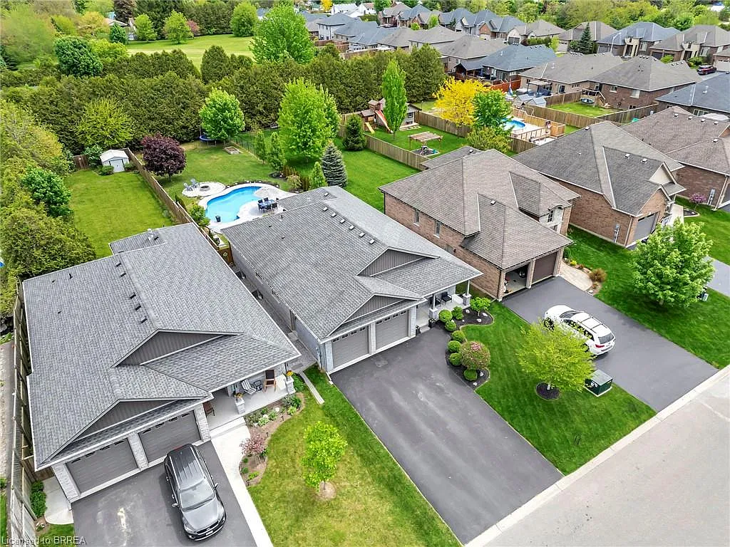 17 Lotus Ave photo 1
