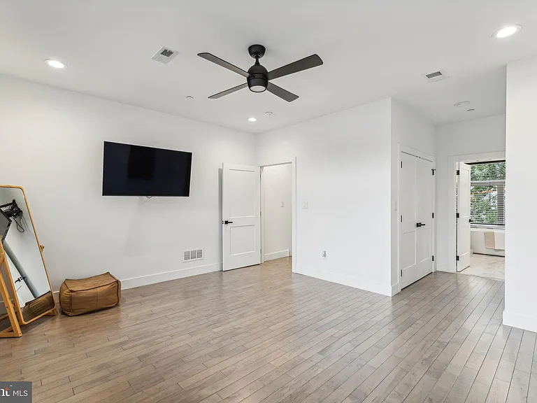 2835 Edgemont St — Photo 24