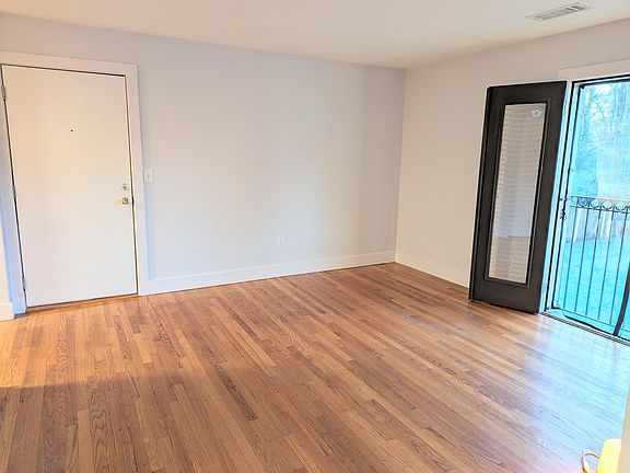 Living room toward Juliet balcony