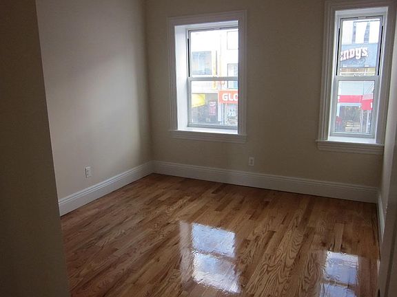 5th image of 3092 Steinway St #1