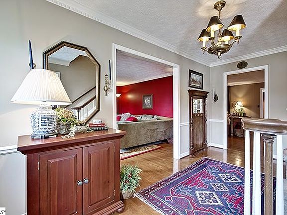 3rd image of 304 Meadow Wood Dr