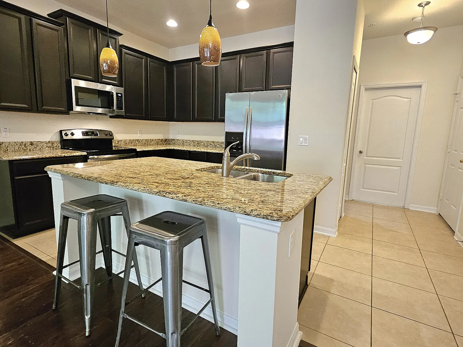 3 bed, 2.5 bath, 1497 sqft, $2,200 — Photo 2