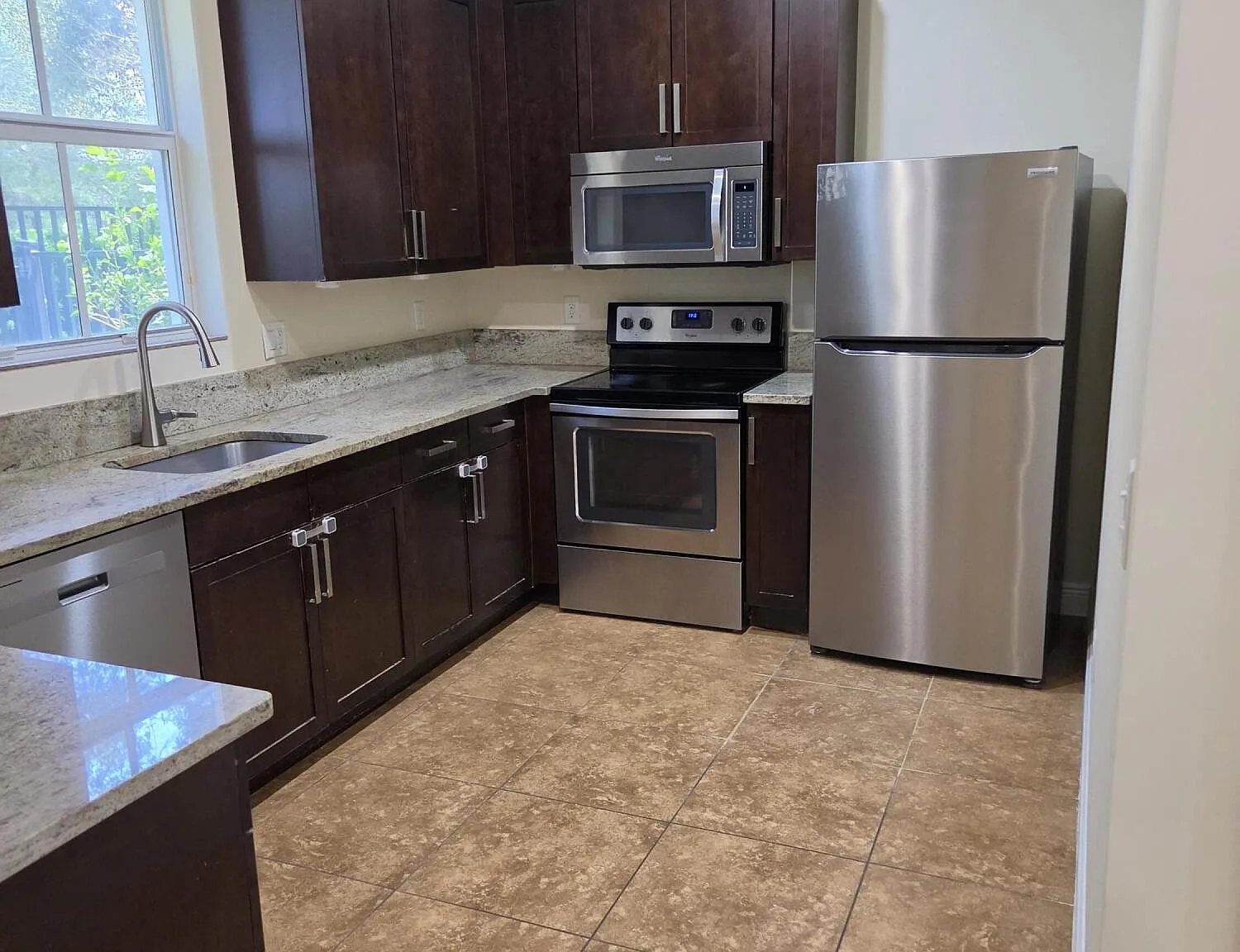 3 bed, 3.0 bath, 1718 sqft, $3,250 — Photo 3