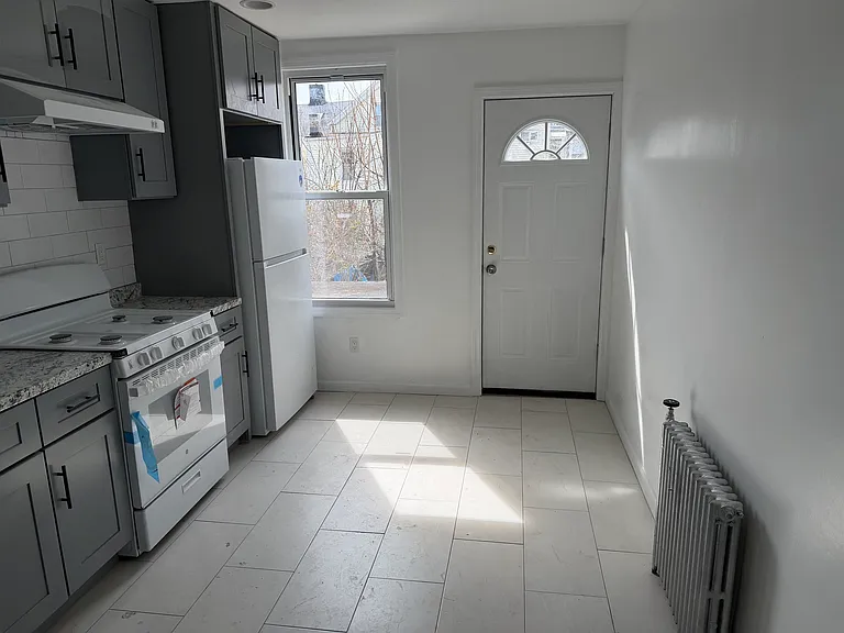 419 4th St #2 — Photo 3