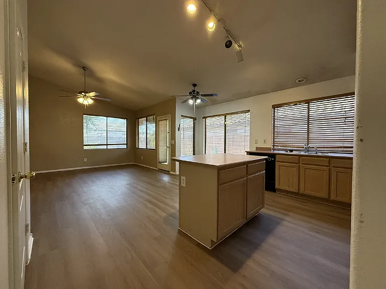 2705 N 109th Ave — Photo 7