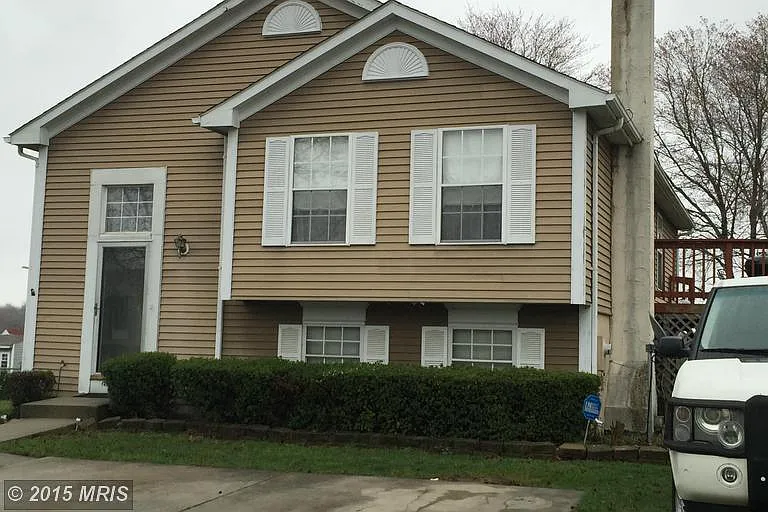 887 Walker St photo 1