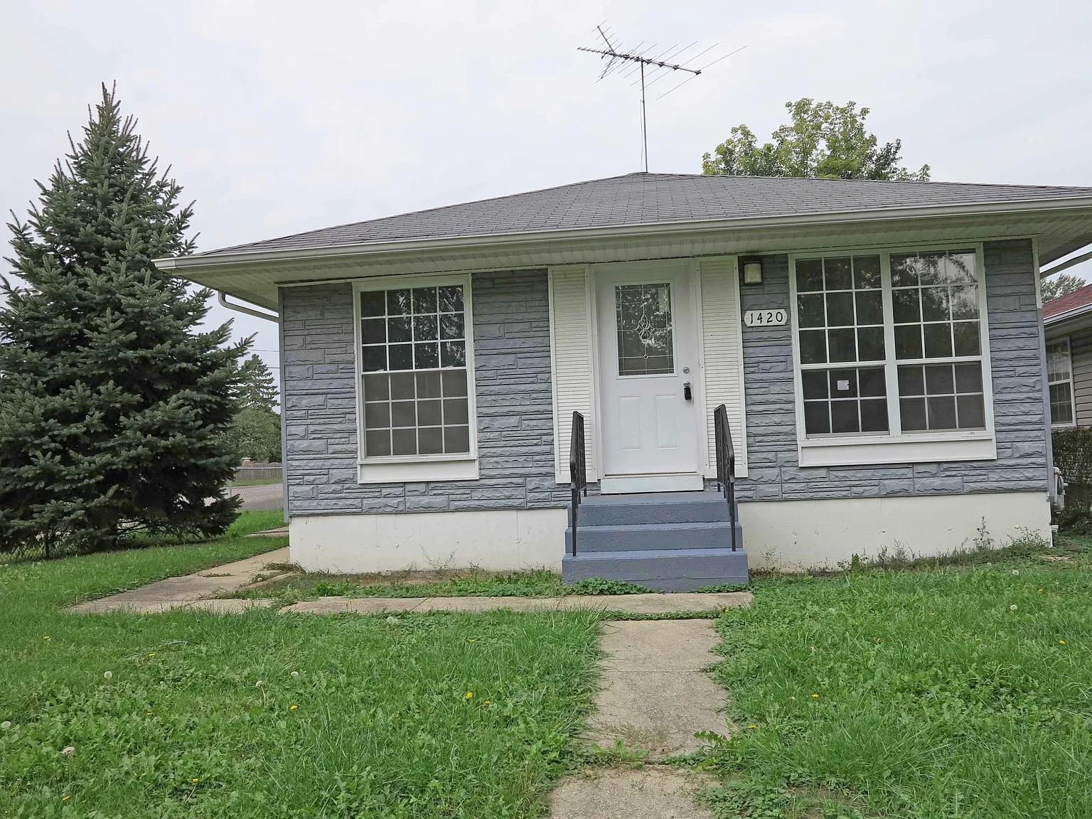 1420 Maple Dr photo 1