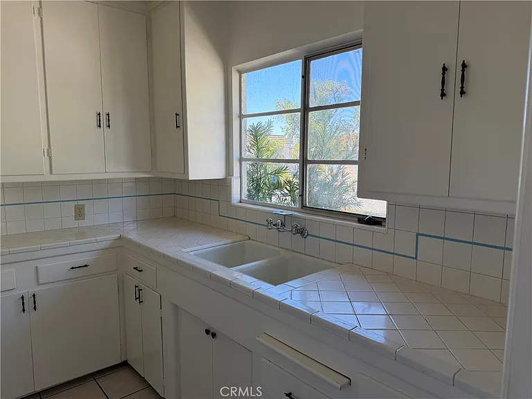 20 W Grand Ave #F — Photo 5