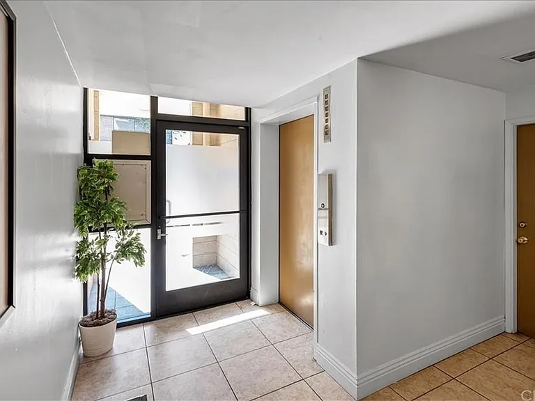 615 E Broadway #202 — Photo 1