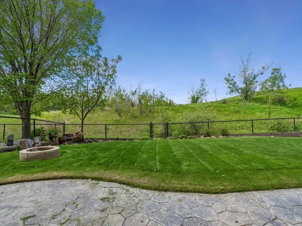 127 Edgeridge Close NW, Calgary, AB T3A 6K4