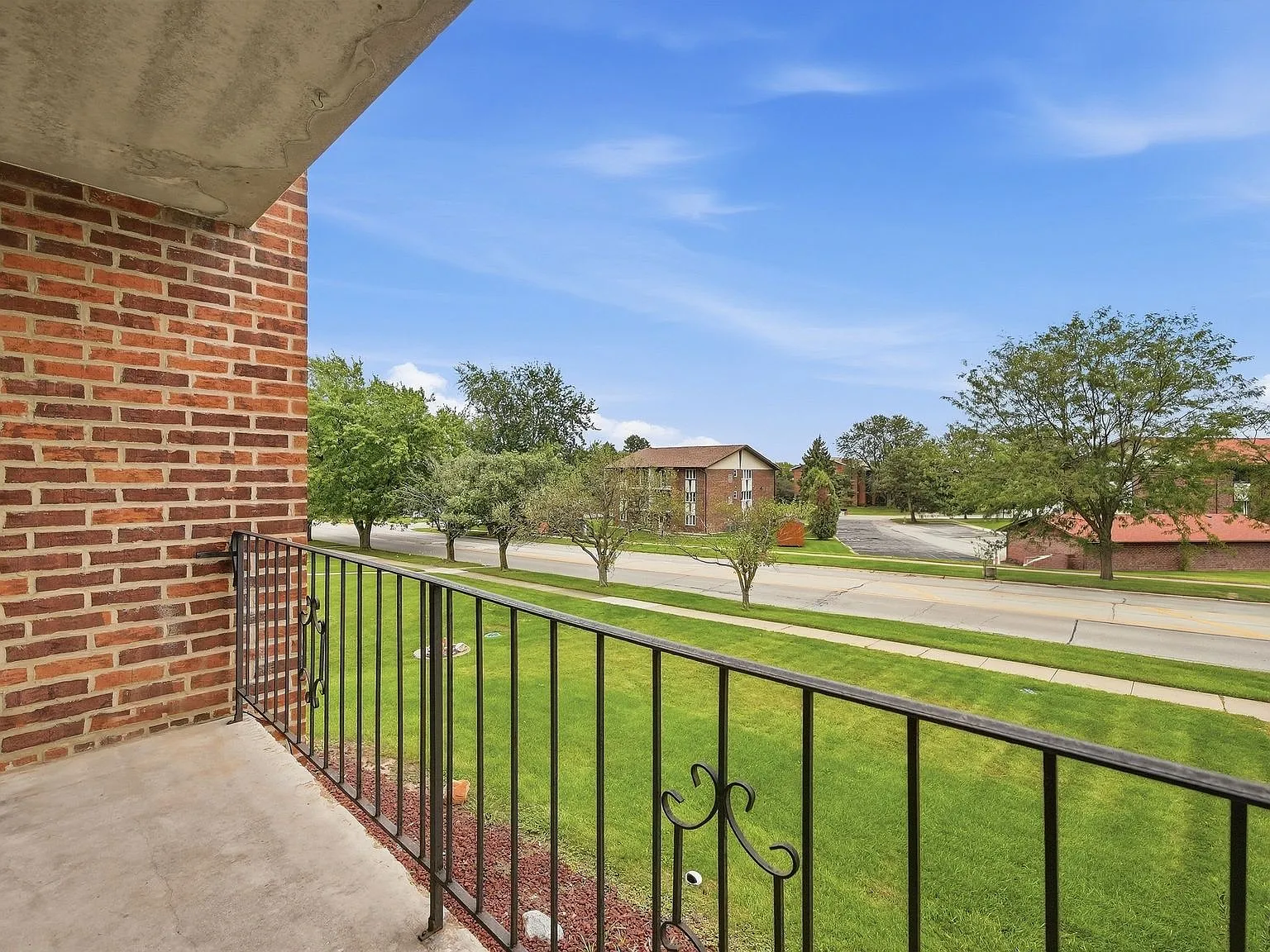 2 bed, 1200 sqft, $2,000 — Photo 2