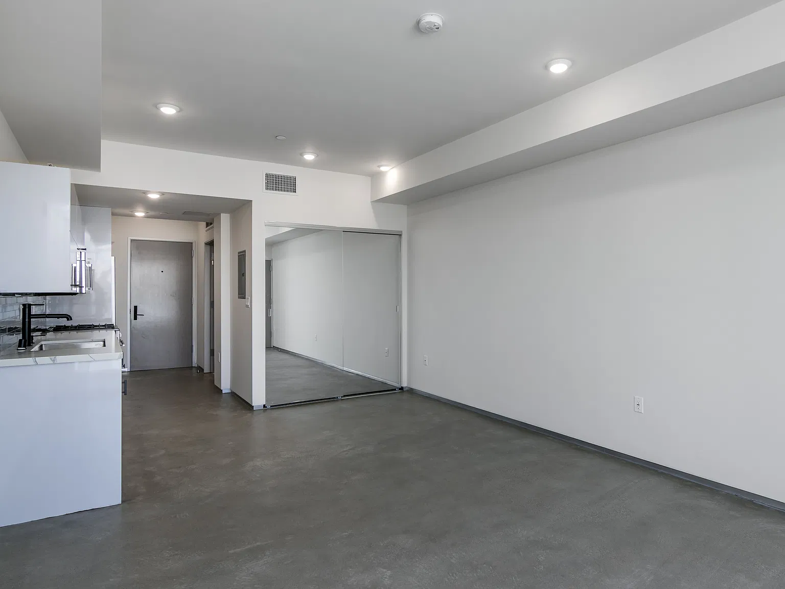 Studio, 500 sqft, $2,500 — Photo 3