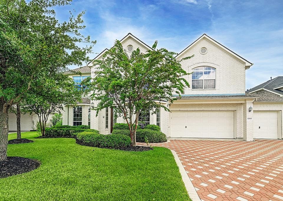 Beautiful WATERFRONT HOME in Sydney Harbour! True Three Car Garage and Paver Driveway.