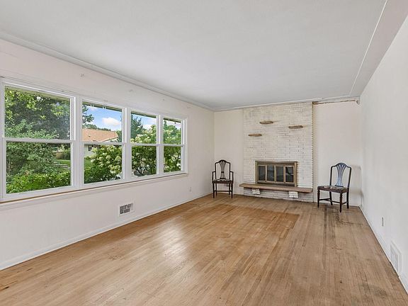 4th image of 2814 Irving Ave N
