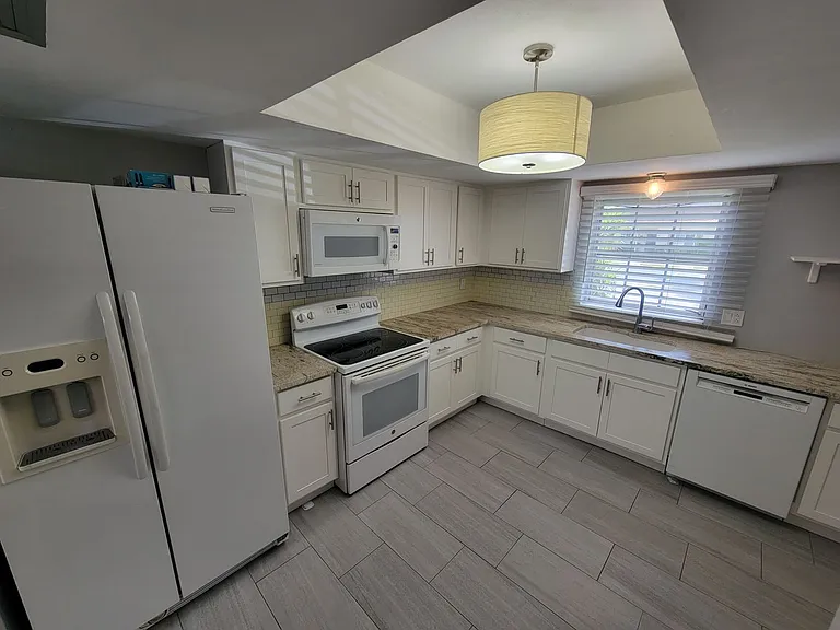 1657 S Lake Ave #3 — Photo 2