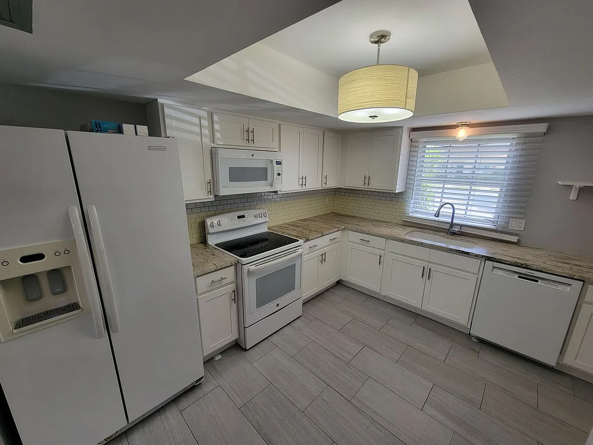 Building Photo - 1657 S Lake Ave #3