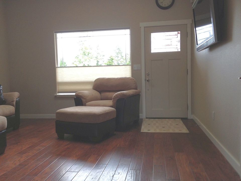2nd image of 135 Shadowbrook St
