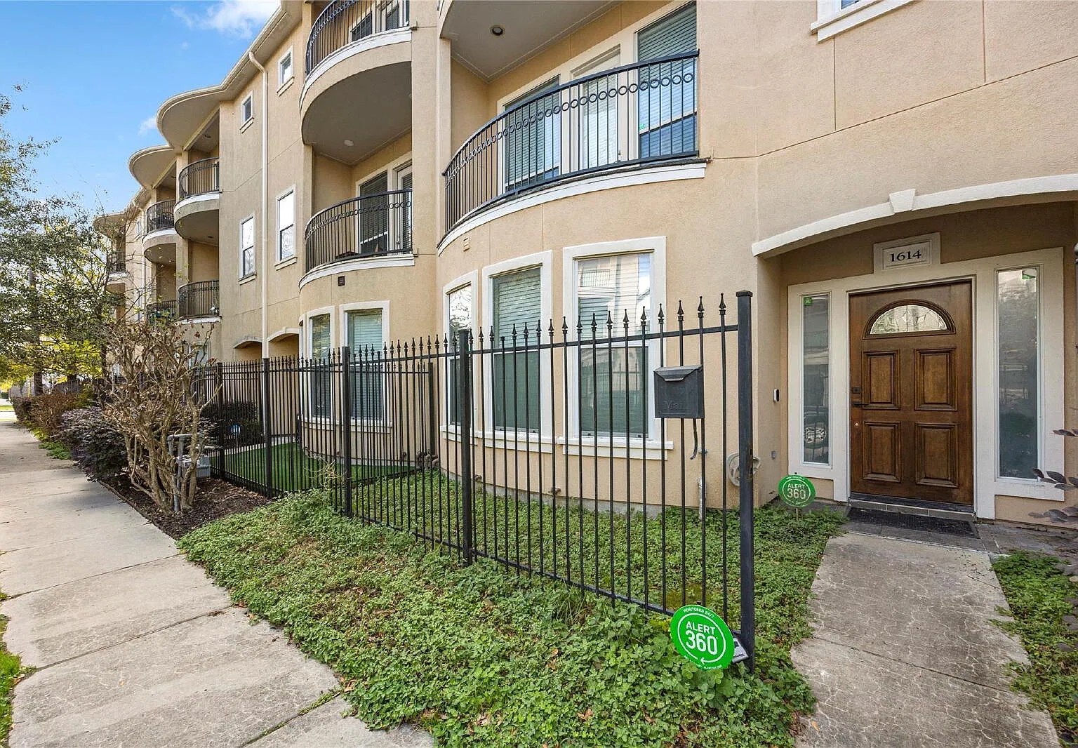 3 bed, 3.5 bath, 2226 sqft, $2,600 — Photo 2