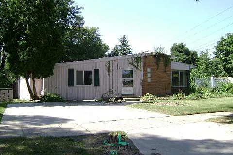 24121 Stratford St photo 1