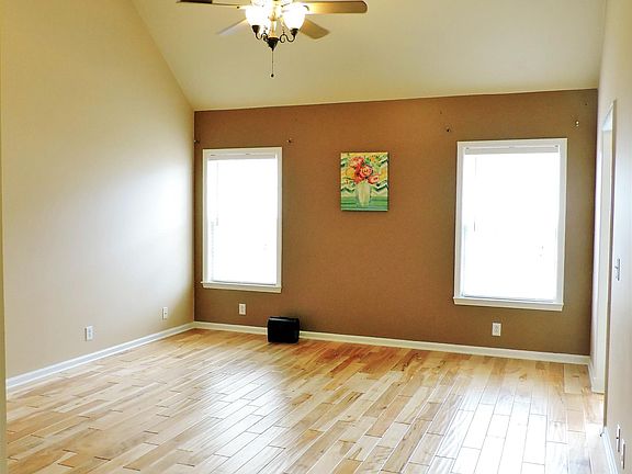 3rd image of 3413 Leslie Ln