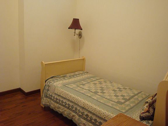 bedroom fits queen bed